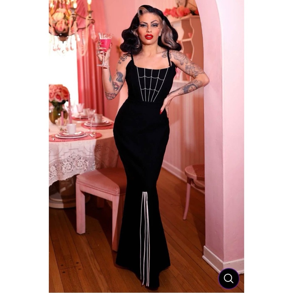 BNWOT - WEASEL WEAR “TONI EMBROIDERED SPIDERWEB GOWN” (LG)
